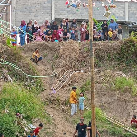 Masih dalam semangat kemerdekaan,karang taruna Desa Mataraman mengadakan Panjat Pinang di sungai